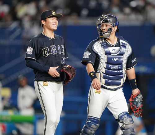 ロッテ対オリックス　5回裏まで無失点に抑え、笑顔でベンチへ戻るオリックス山本（左）。右は伏見（撮影・鈴木みどり）