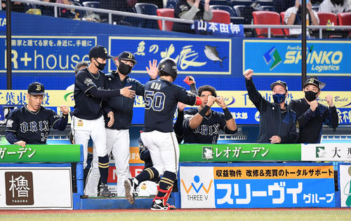ロッテ対オリックス　3回表オリックス無死、左越え本塁打を放った小田をタッチで迎えるオリックスナイン（撮影・横山健太）