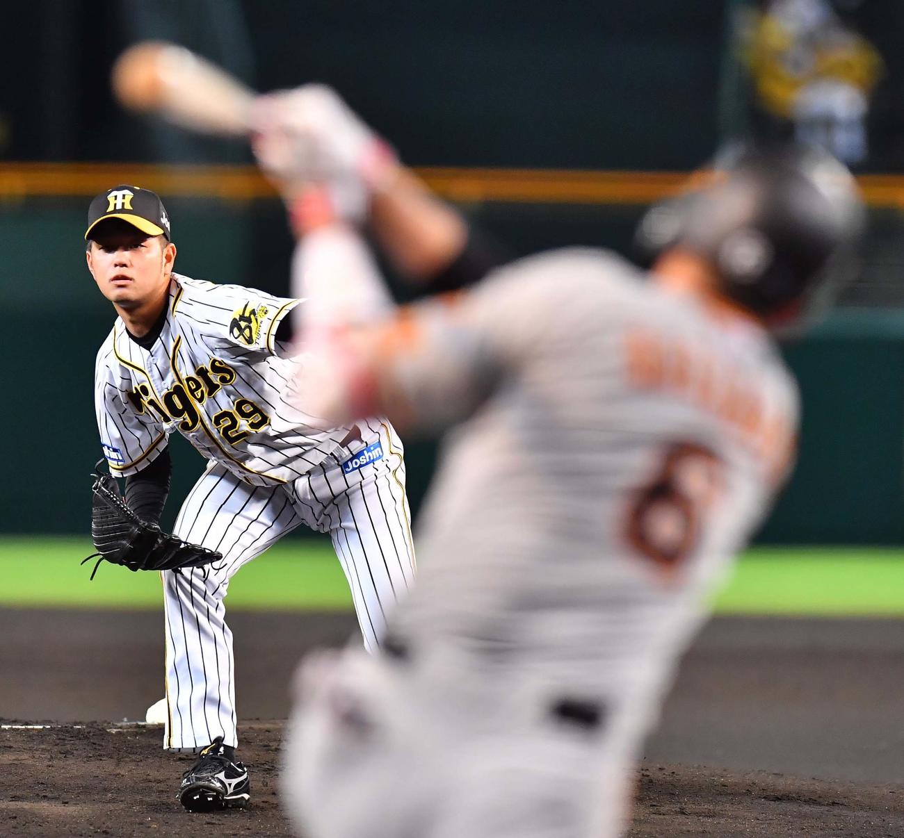 阪神対巨人　1回表巨人2死、高橋は坂本を三ゴロに打ちとる（撮影・上田博志）