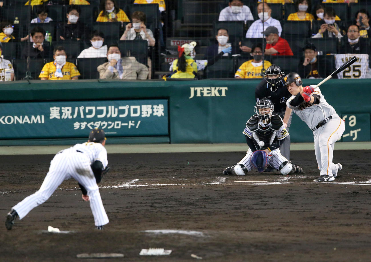 阪神対巨人　7回表巨人2死、高橋は岡本を空振り三振に仕留める（撮影・上山淳一）