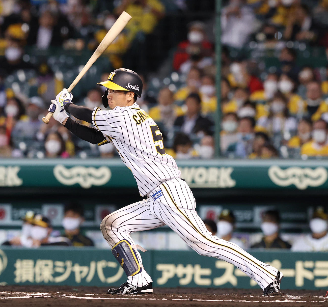 阪神対巨人　6回裏阪神2死一塁、適時打を放つ近本（撮影・垰建太）