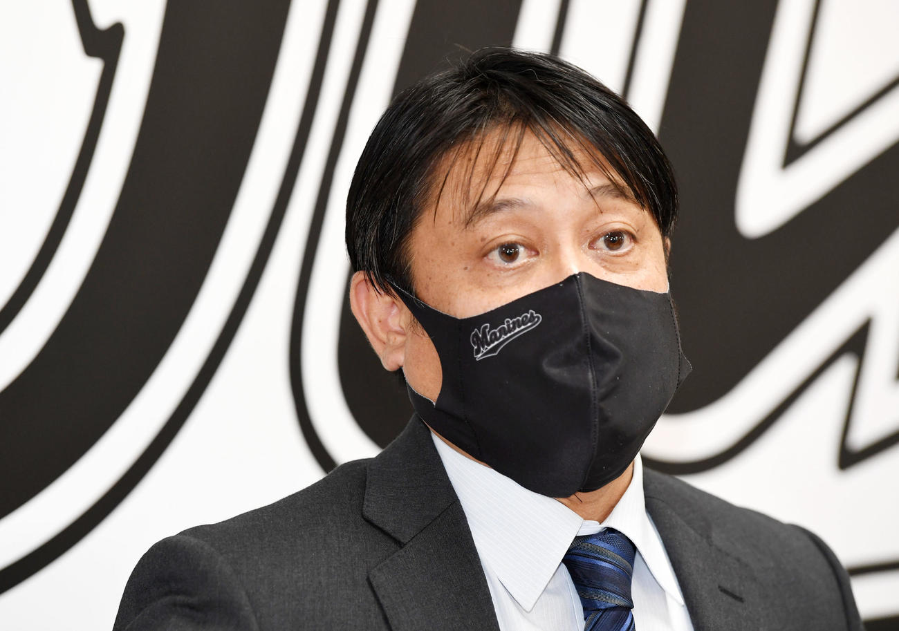 ロッテ対オリックス　PCR検査結果について報告するロッテ松本球団本部長（撮影・横山健太）