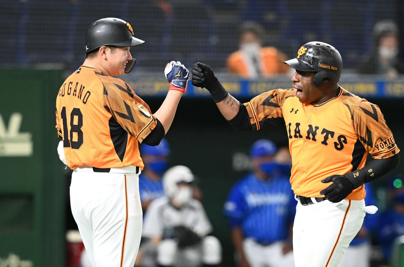 巨人対DeNA　5回裏巨人無死一塁、菅野は2点本塁打を放ったウィーラーとグータッチ（撮影・山崎安昭）
