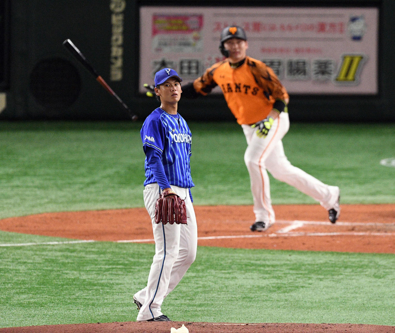 巨人対DeNA　3回裏巨人1死一、三塁、丸（奥）に勝ち越しの3点本塁打を浴びる坂本（撮影・滝沢徹郎）