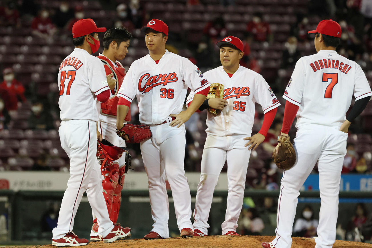 広島対阪神　10回表阪神1死三塁、熊谷に勝ち越し適時打を打たれた塹江（左から3人目）（撮影・加藤孝規）