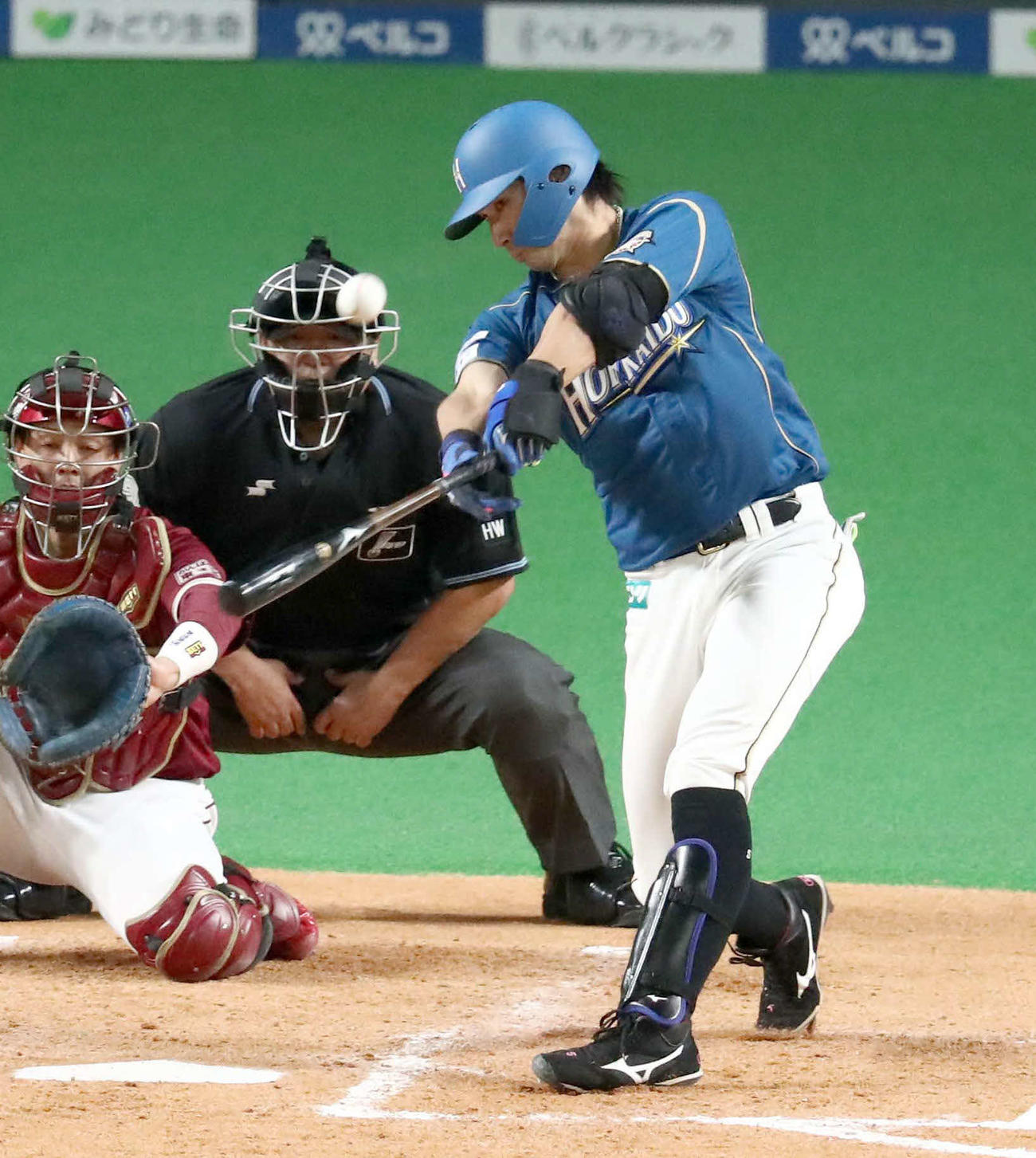 日本ハム対楽天　5回裏日本ハム1死二、三塁、左越え3点本塁打を放つ大田（撮影・黒川智章）