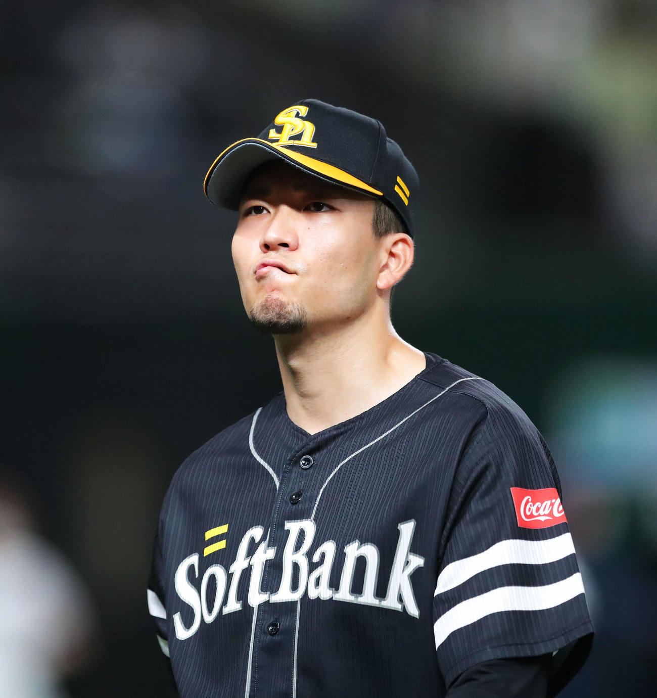 西武対ソフトバンク　4回裏西武の攻撃を抑え、浮かない表情でベンチに戻る千賀（撮影・河田真司）