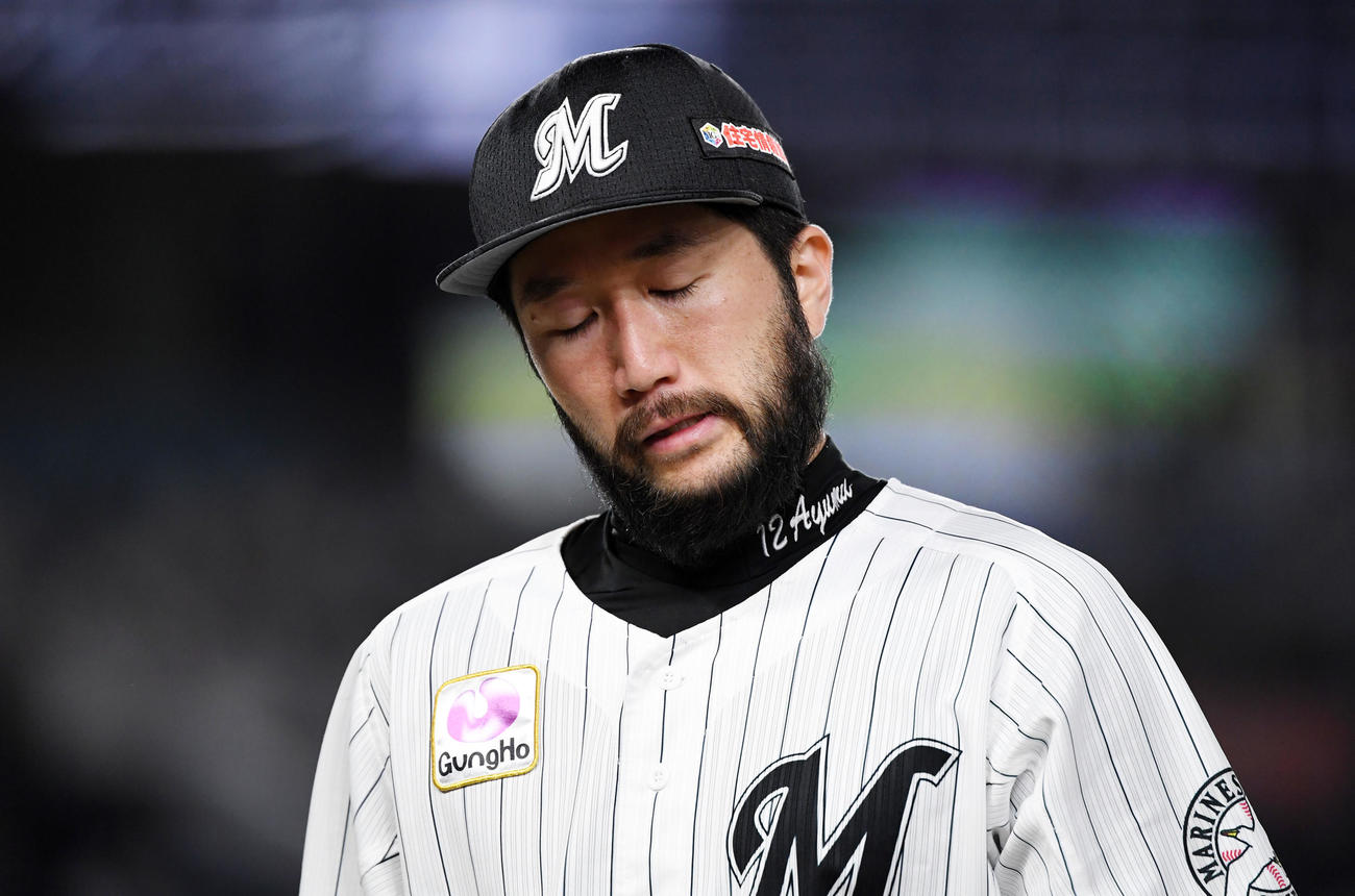ロッテ対オリックス　3回表を終え首をかしげながらベンチへ引き揚げるロッテ石川（撮影・横山健太）