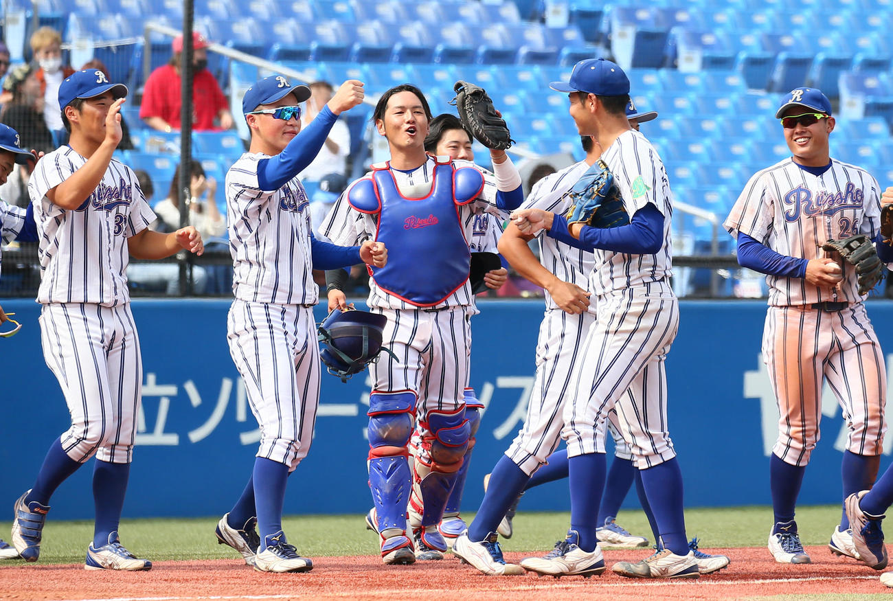 立正大対東洋大　タイブレークの末勝利し喜ぶ立正大捕手立松由（中央）ら（撮影・足立雅史）