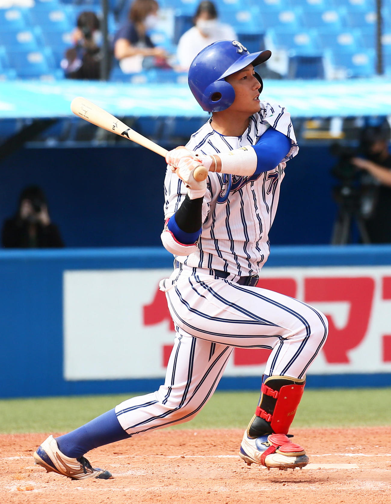 立正大対東洋大　タイブレークの10回表立正大1死二、三塁、立松由は右前2点適時打を放つ（撮影・足立雅史）