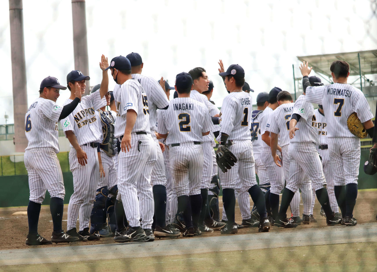YBC柏対日本通運　6年連続45回目の本大会出場を決め、ハイタッチで喜ぶ日本通運の選手たち（撮影・小早川宗一郎）