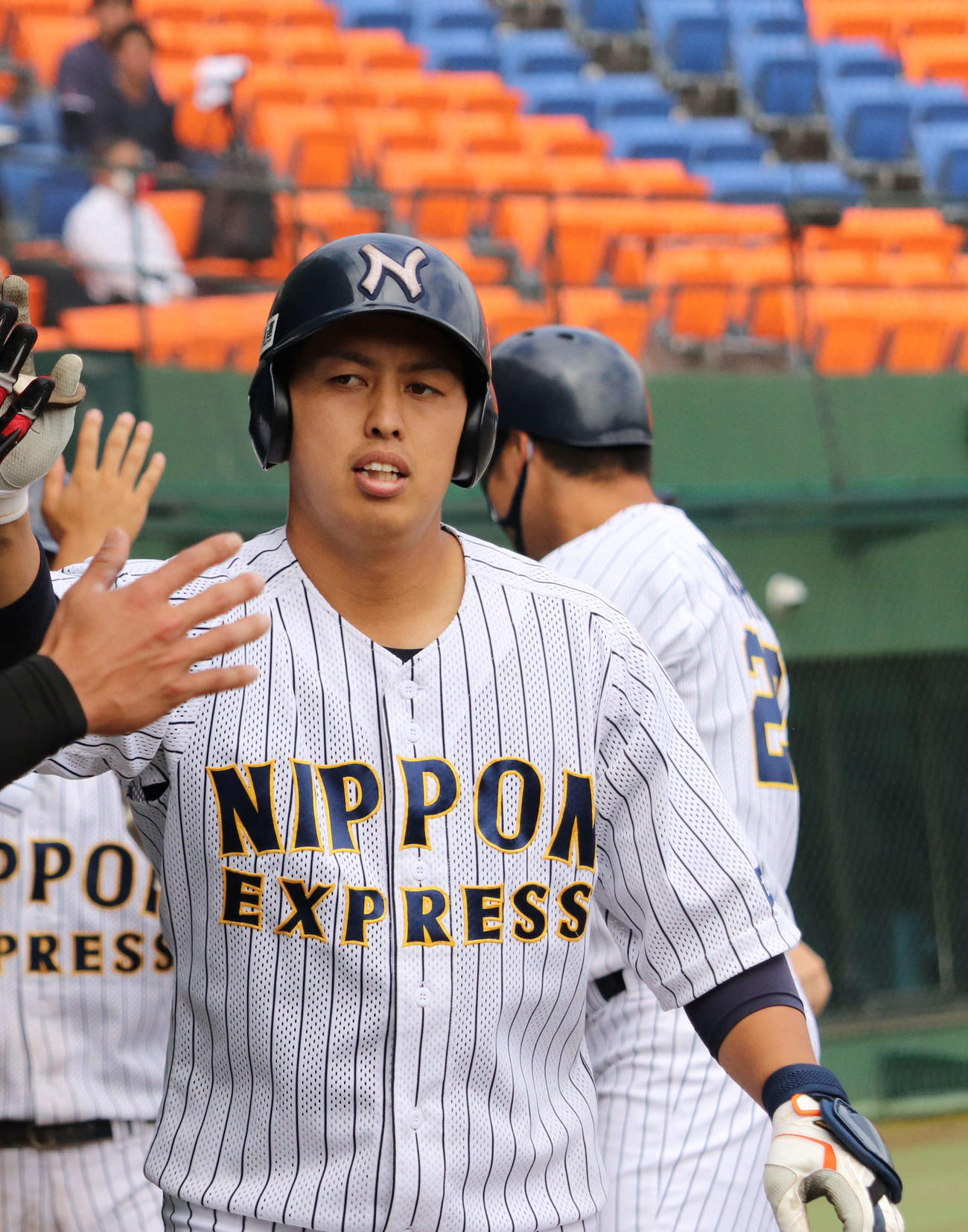 YBC柏対日本通運　6回裏日本通運2死満塁、右翼への満塁本塁打を放ち味方とハイタッチする北川（撮影・小早川宗一郎）