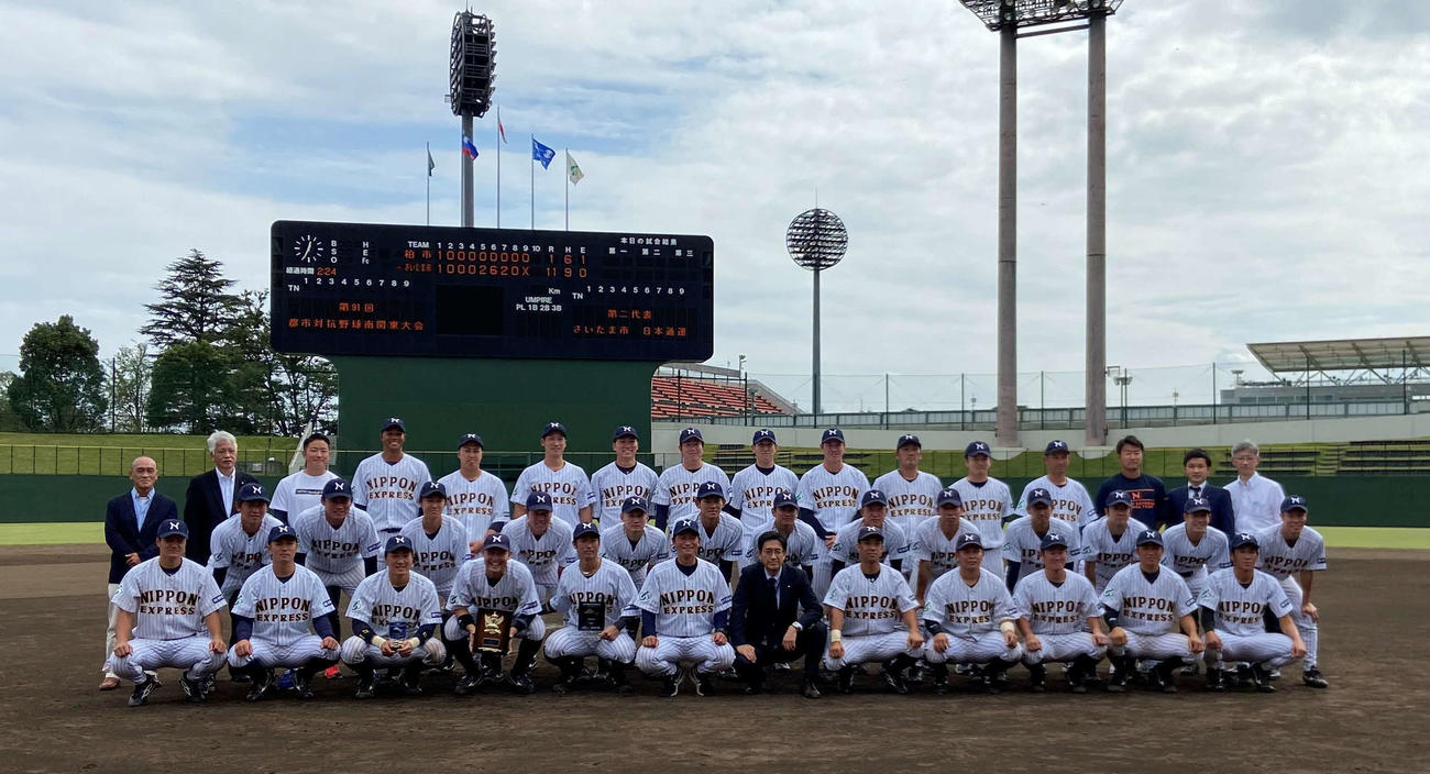 YBC柏対日本通運　6年連続45回目の本大会出場を決め、写真撮影に応じる日本通運の選手たち（撮影・小早川宗一郎）