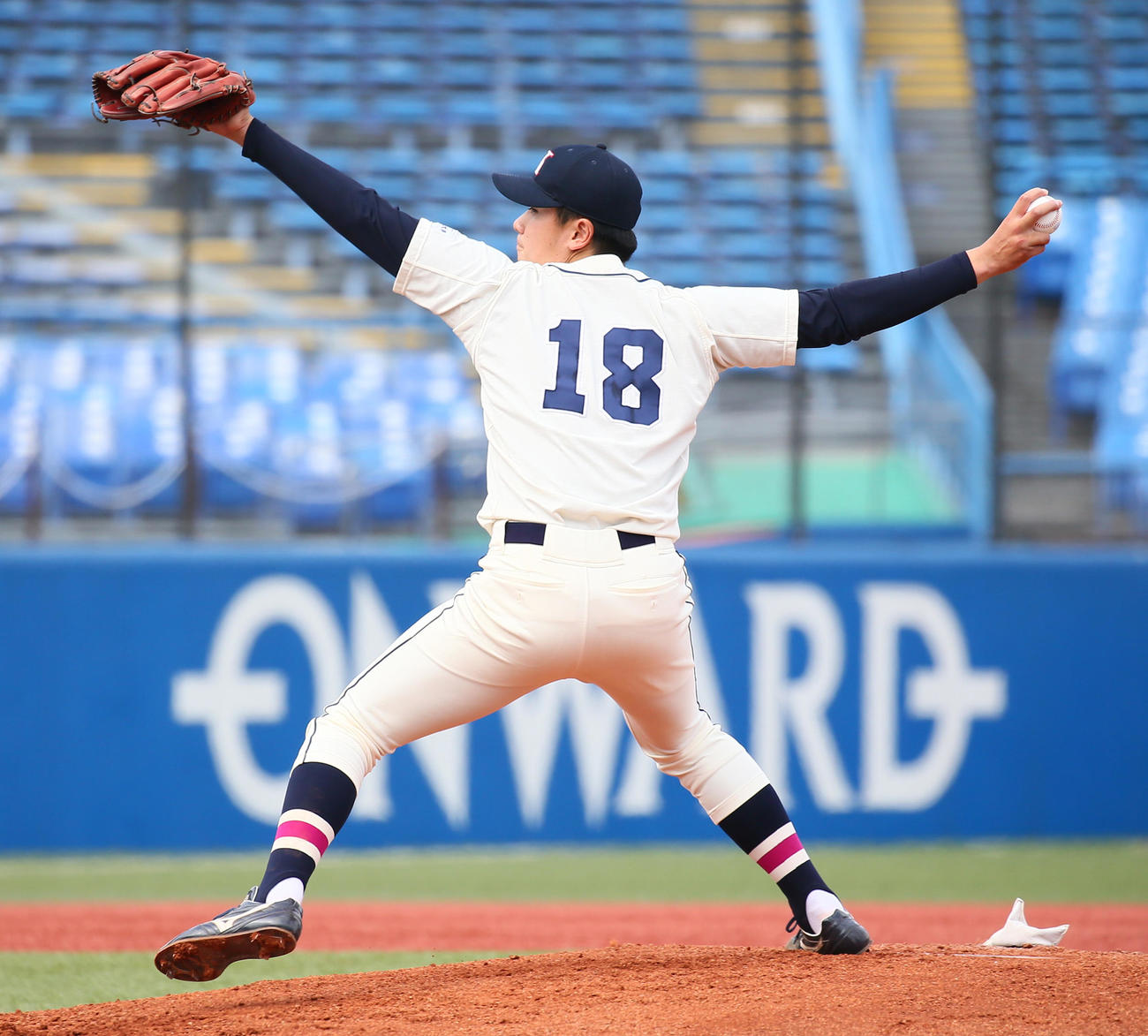 亜大対国学院大　国学院大先発の上出（撮影・足立雅史）