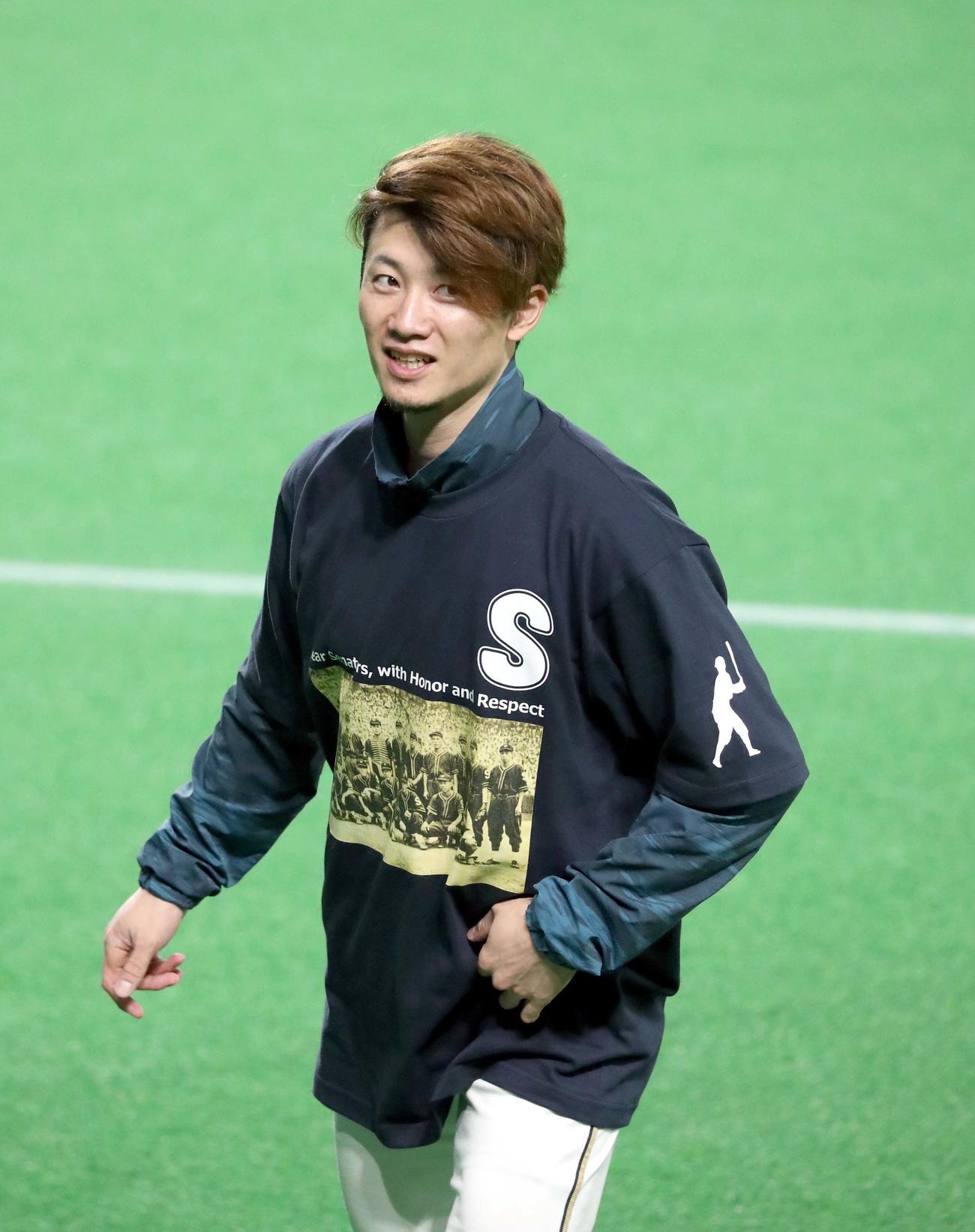 日本ハム対楽天　試合前、球団創立10000試合記念Tシャツを着てウオーミングアップをする日本ハム西川（撮影・佐藤翔太）