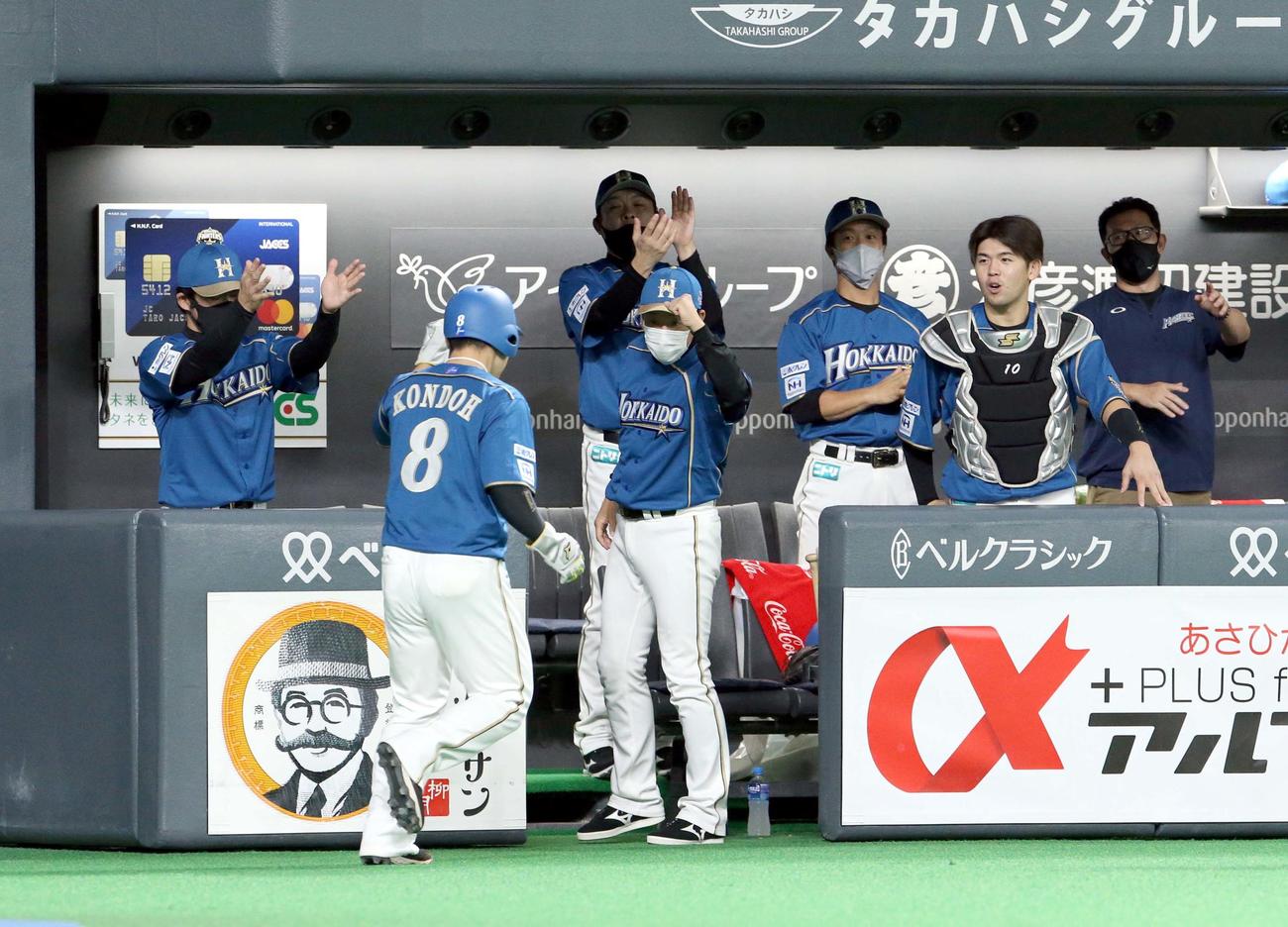日本ハム対楽天　1回裏日本ハム2死一、三塁、王柏融の二適時内野安打で生還した近藤は栗山監督（中央）に出迎えられる（撮影・佐藤翔太）