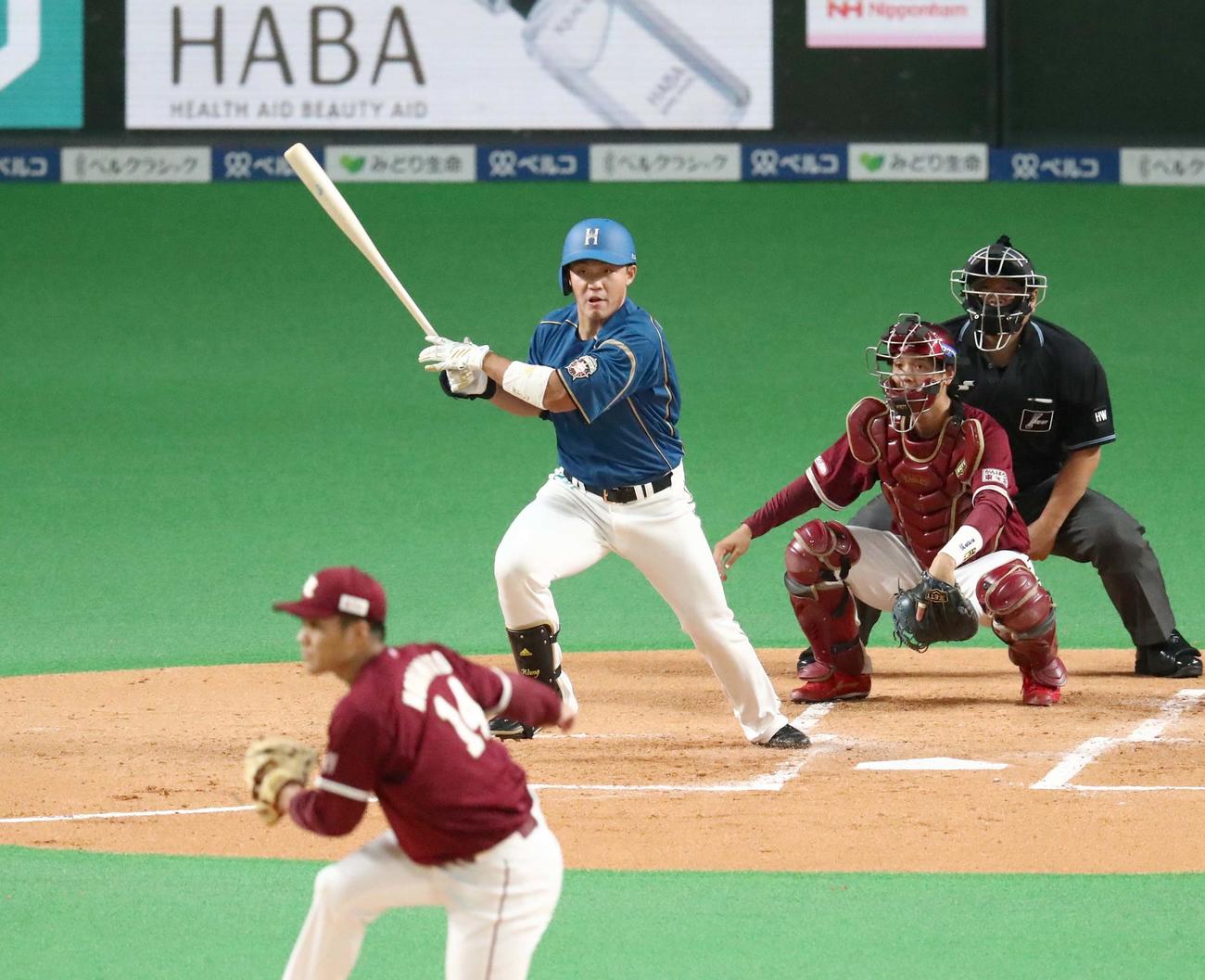 日本ハム対楽天　1回裏日本ハム2死一、三塁、二前適時内野安打を放つ王柏融（撮影・黒川智章）