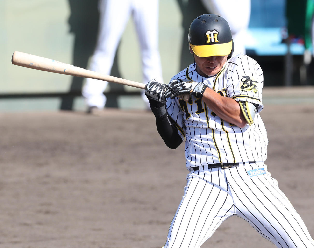 2軍練習試合　阪神対NTT西日本　5回裏阪神2死一、二塁、死球を受ける小野寺（代表撮影）