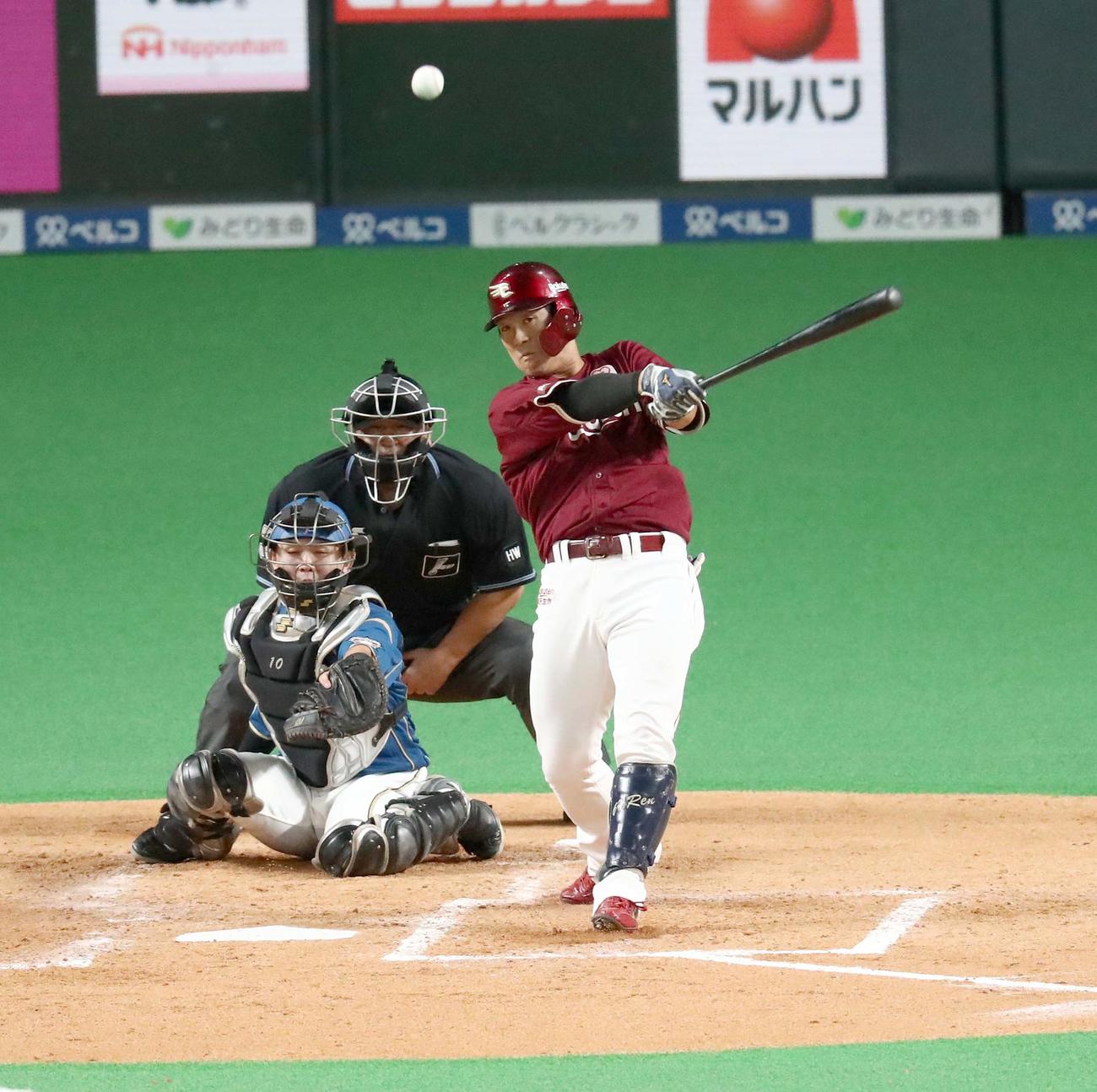 日本ハム対楽天　4回表楽天2死二塁、左中間に適時二塁打を放つ和田（撮影・黒川智章）
