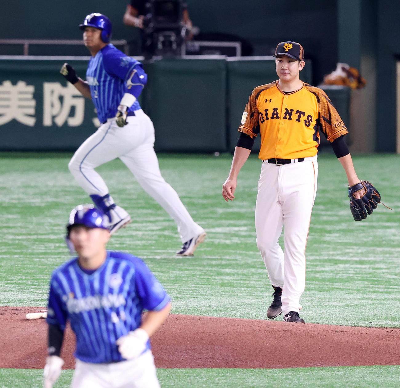 巨人対DeNA　4回表DeNA1死二塁、ロペス（左奥）に左越え2点本塁打を浴びる菅野（撮影・垰建太）