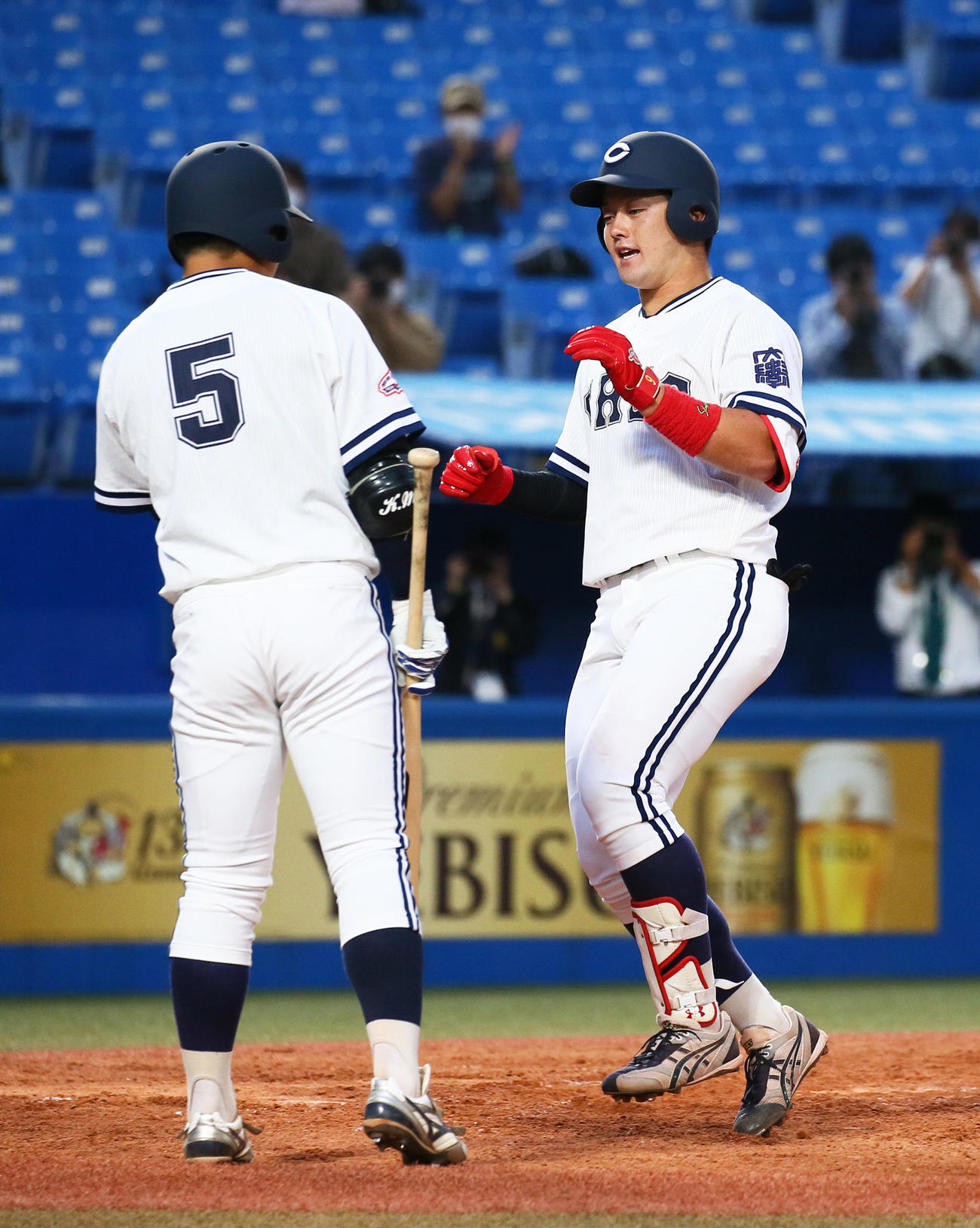 中大対駒大　3回表中大1死、左越え本塁打を放った牧（撮影・足立雅史）