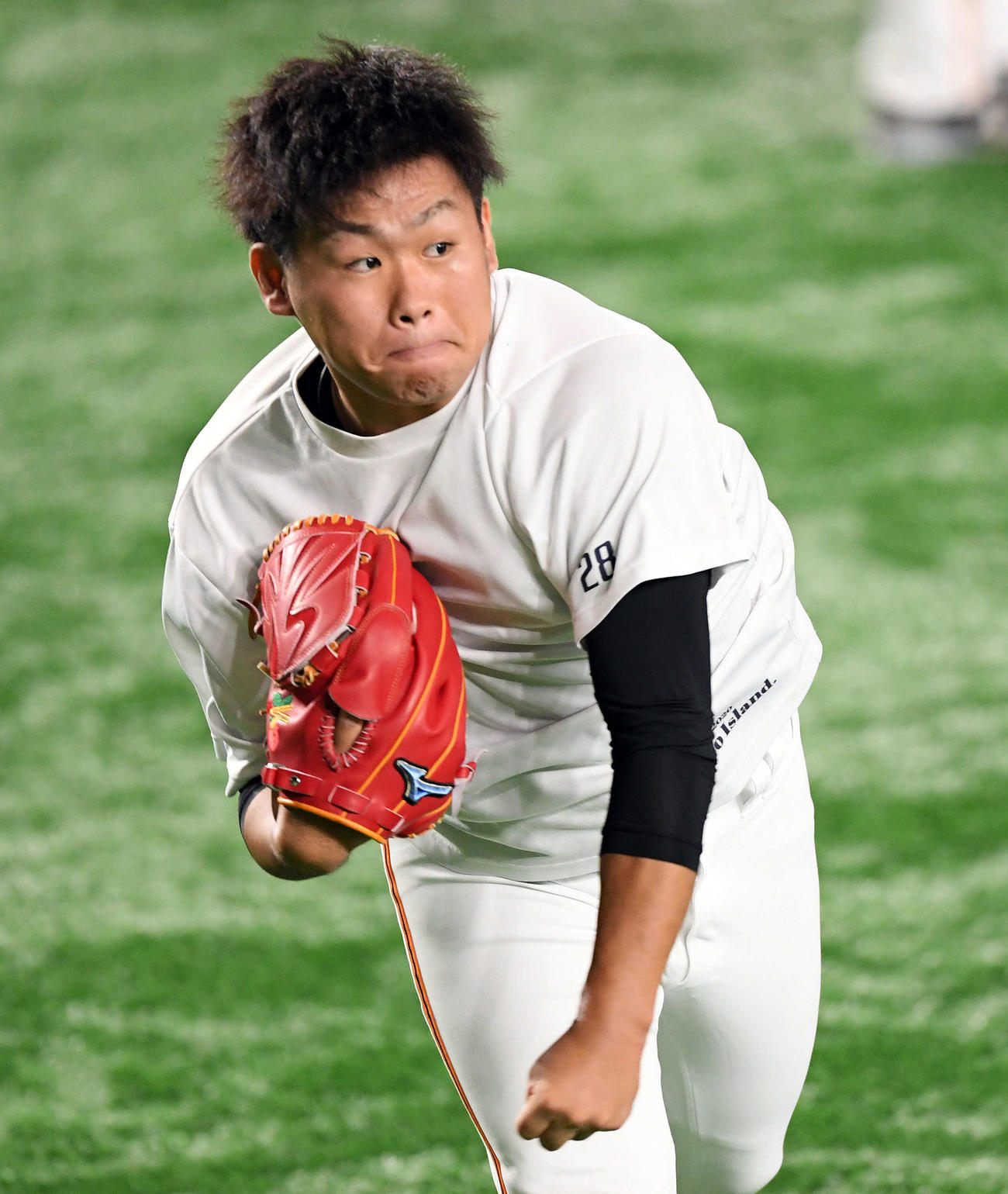巨人対DeNA　試合前練習でキャッチボールする巨人田口（撮影・滝沢徹郎）