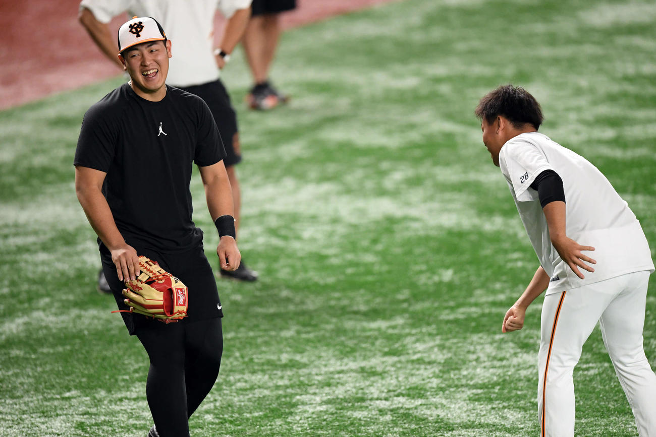 巨人対DeNA　試合前練習で笑顔の巨人岡本（左）と田口（撮影・滝沢徹郎）