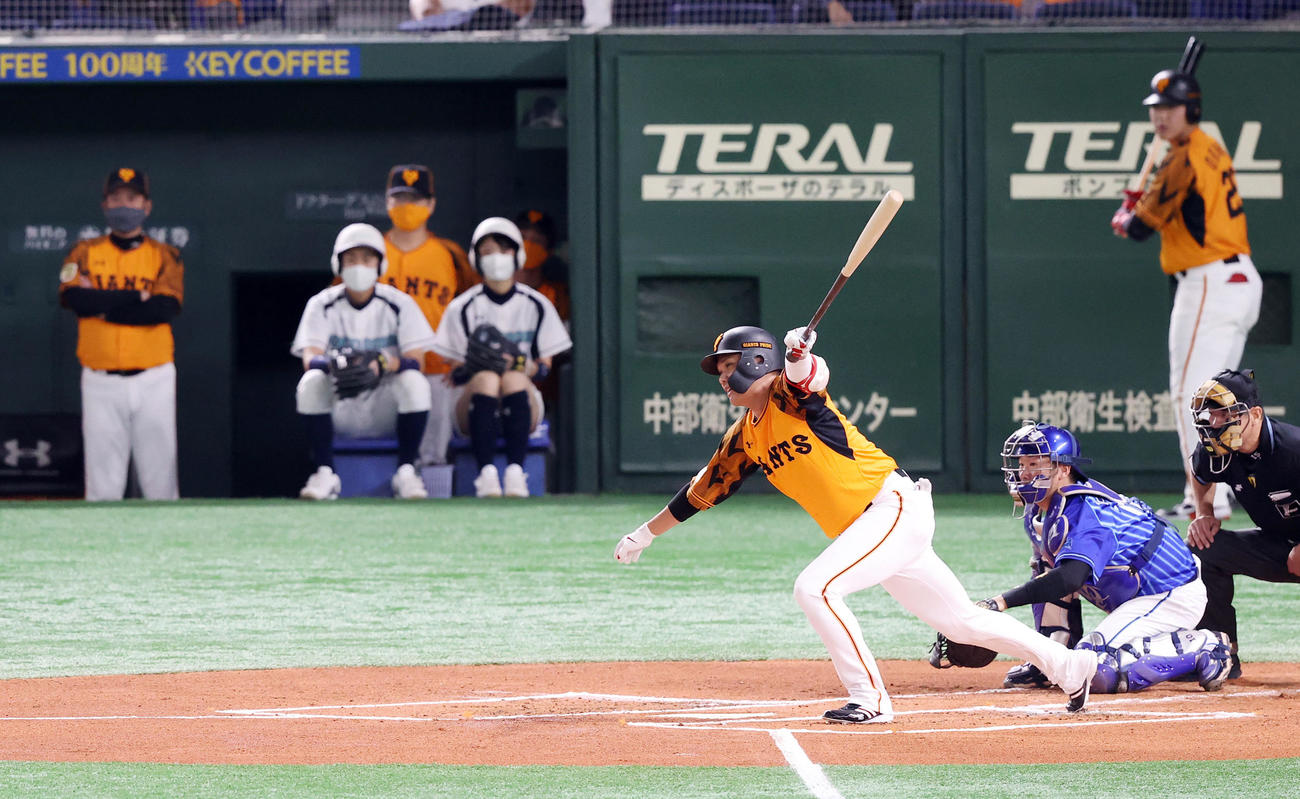 巨人対DeNA　1回裏巨人無死一、二塁、二ゴロに倒れる坂本（撮影・垰建太）