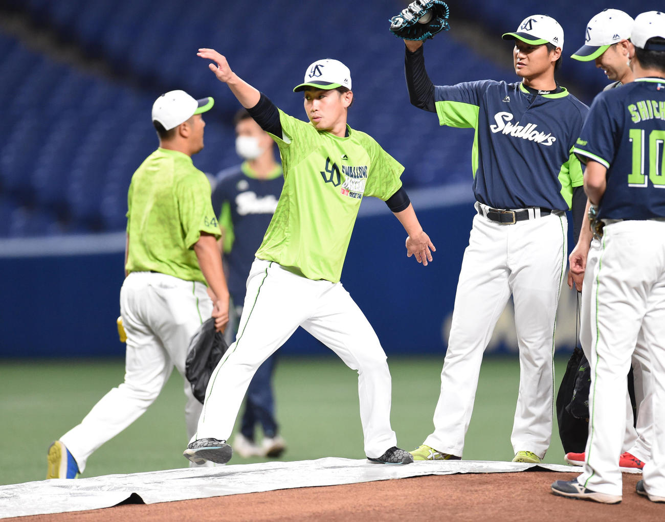 プロ野球中日対ヤクルト　マウンドに上がり投球感覚を確かめる久保拓真（左）（撮影・森本幸一）