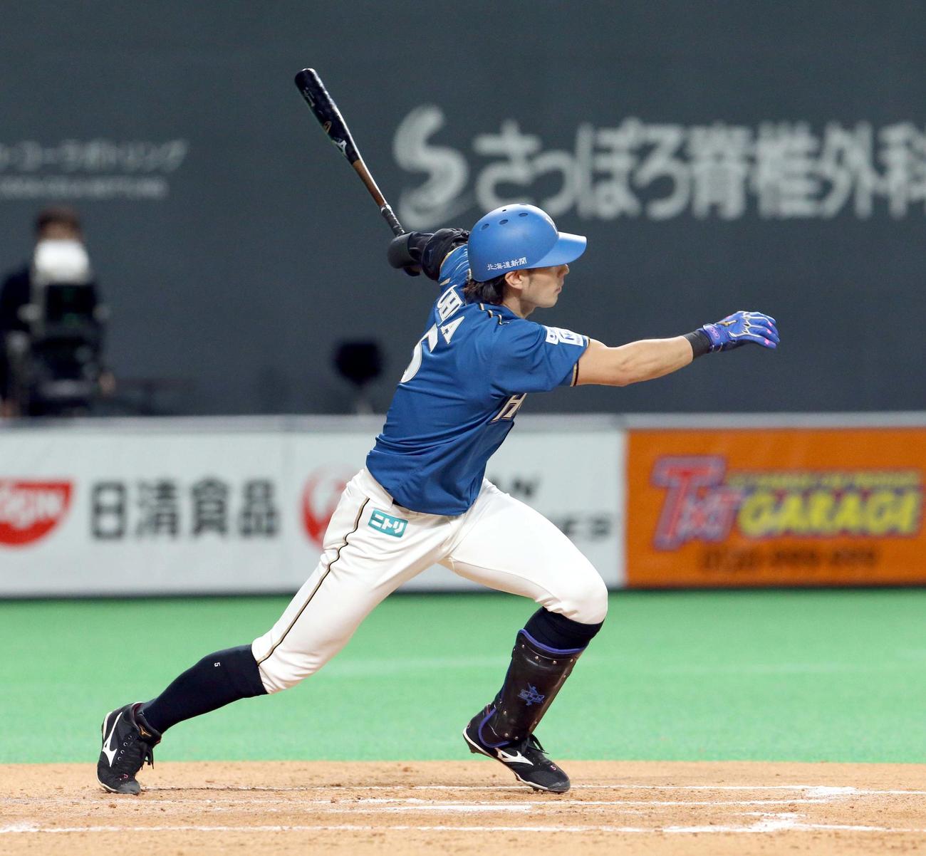 日本ハム対楽天　5回裏日本ハム1死二、三塁、大田は逆転となる左越え3点本塁打を放つ（撮影・佐藤翔太）