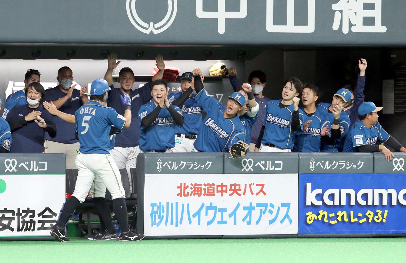 日本ハム対楽天　5回裏日本ハム1死二、三塁、大田は逆転となる左越え3点本塁打を放ちチームメートに出迎えられる（撮影・佐藤翔太）