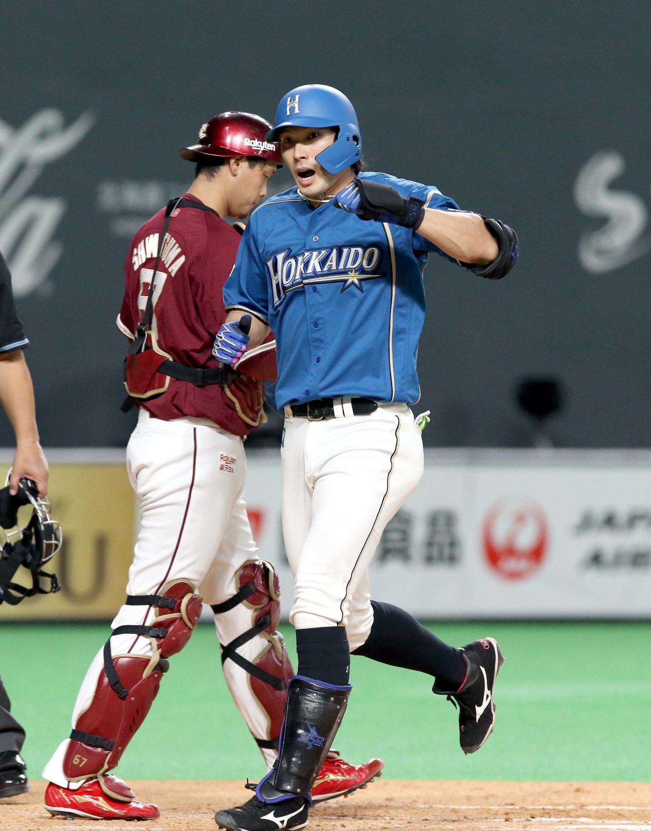 日本ハム対楽天　5回裏日本ハム1死二、三塁、大田は逆転となる左越え3点本塁打を放ちガッツポーズをする（撮影・佐藤翔太）
