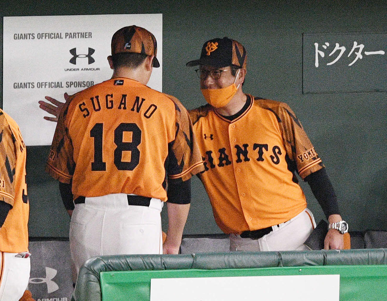 巨人対DeNA　7回を投げ終えた巨人菅野（左）はベンチに戻り宮本コーチから労われる（撮影・滝沢徹郎）