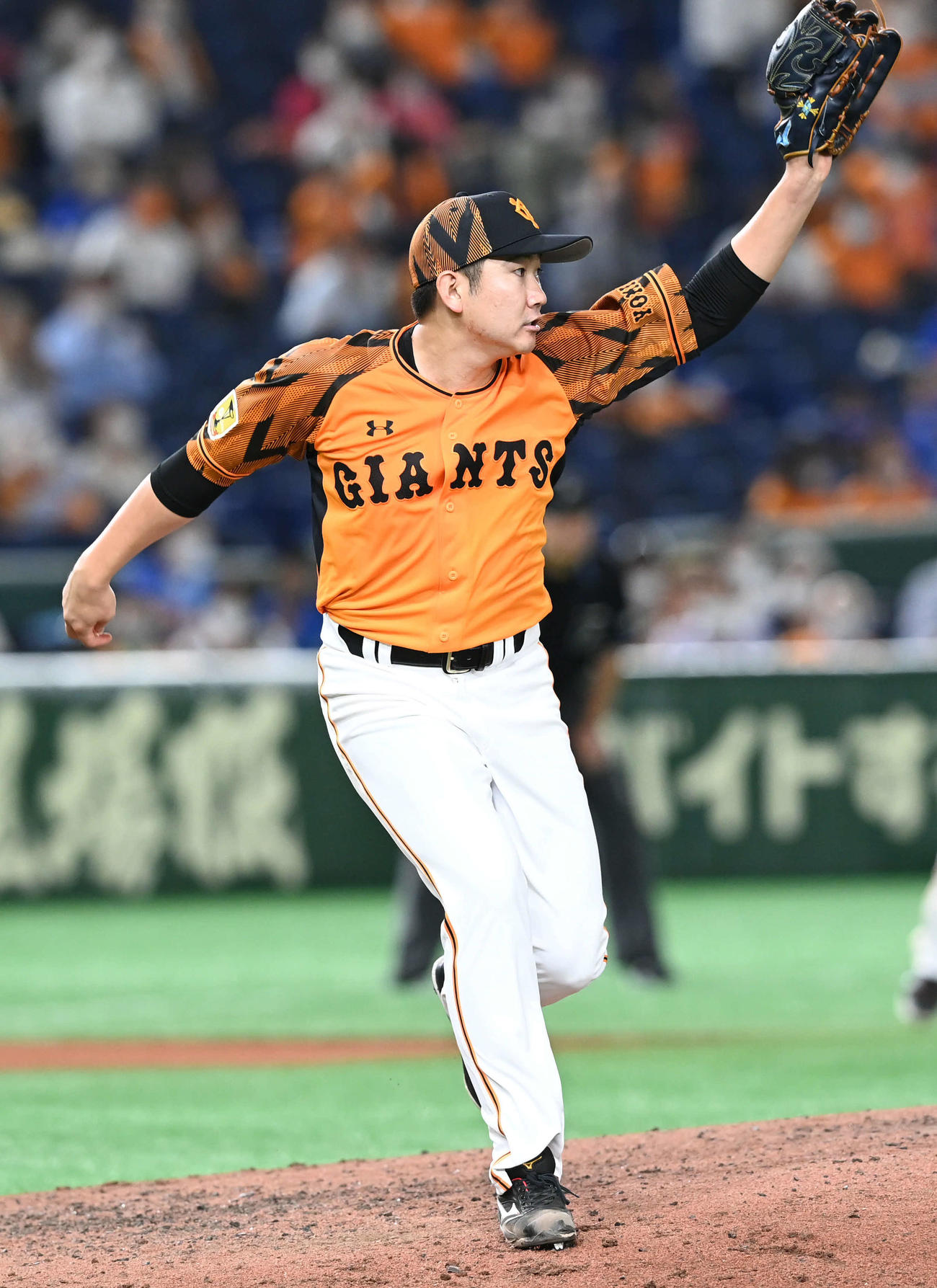 巨人対DeNA　7回表DeNA1死、菅野は山下の二ゴロに反応する（撮影・山崎安昭）