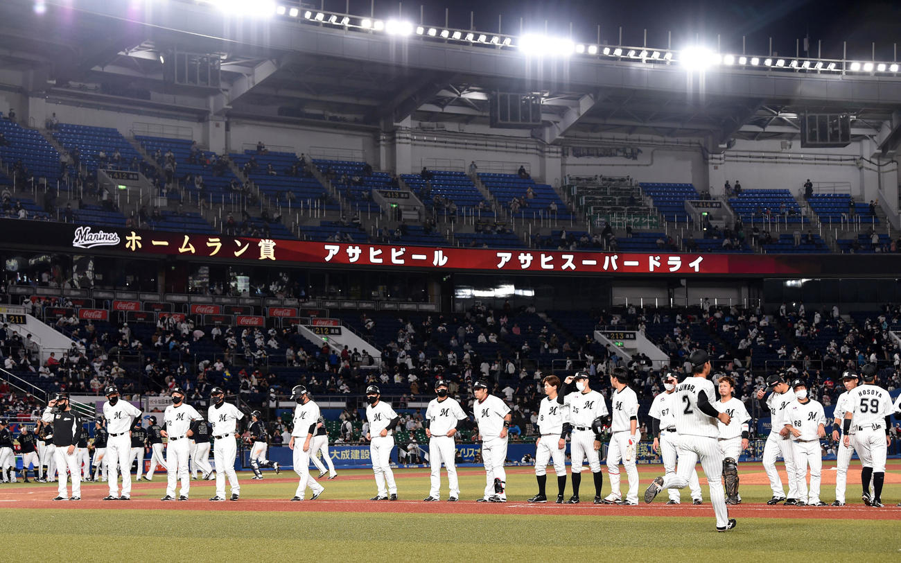 ロッテ対オリックス　オリックスに敗れあいさつへ向かうロッテナイン（撮影・横山健太）