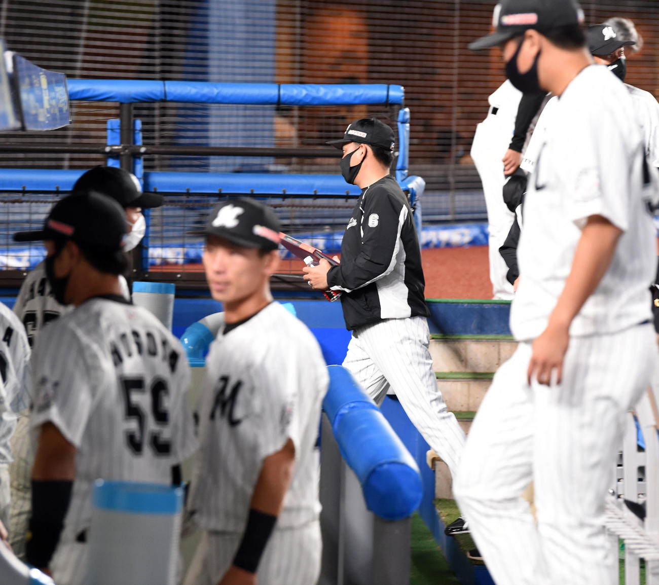 ロッテ対オリックス　オリックスに敗れ足早に引き揚げるロッテ井口監督（中央）（撮影・横山健太）