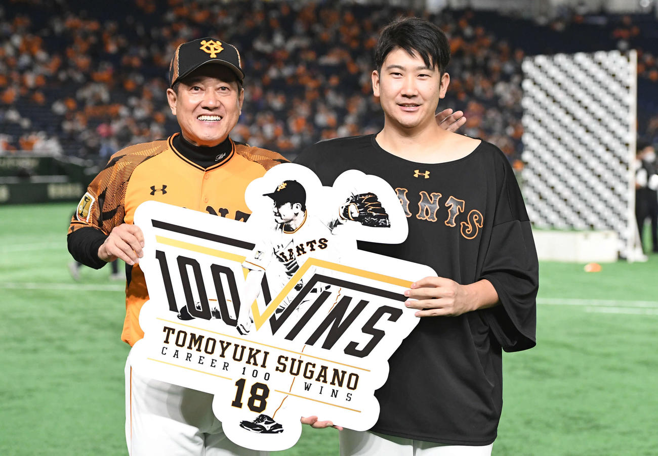 巨人対DeNA　開幕から13連勝でプロ通算100勝目となった巨人菅野（右）は原監督に祝福される（撮影・山崎安昭）