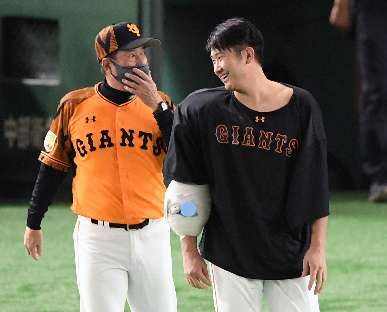 巨人対DeNA　試合後、開幕13連勝と通算100勝の巨人菅野（右）と笑顔で話す原監督（撮影・滝沢徹郎）