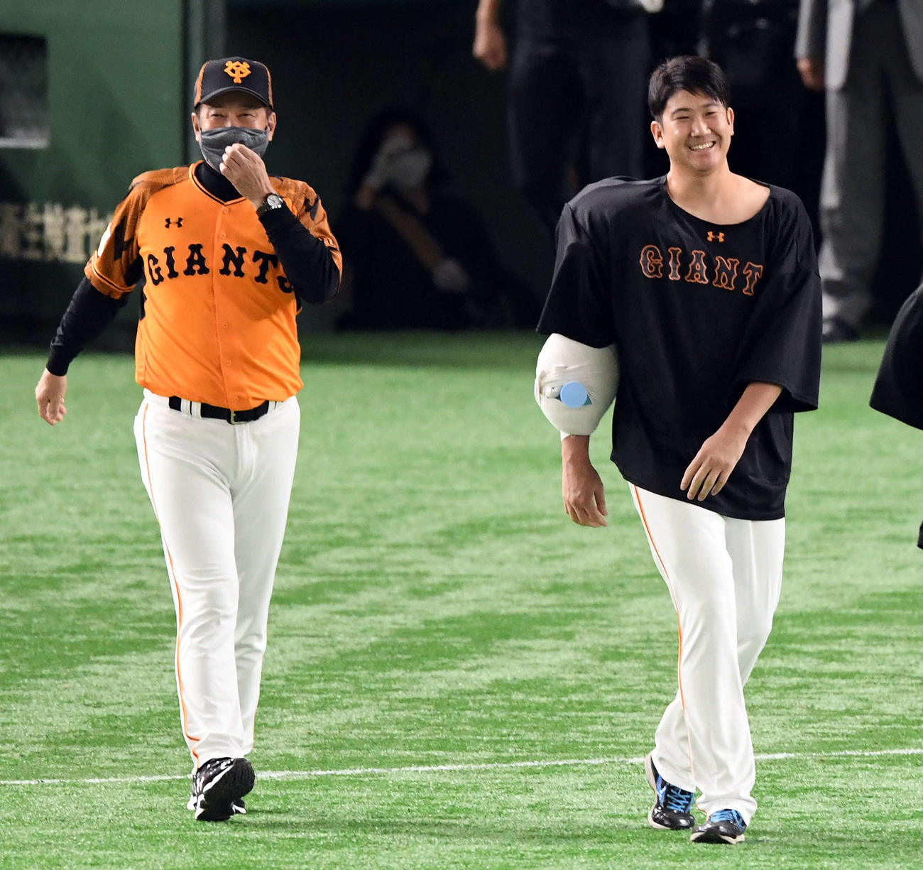 巨人対DeNA　試合後、開幕13連勝と通算100勝の巨人菅野（右）と笑顔で話す原監督（撮影・滝沢徹郎）