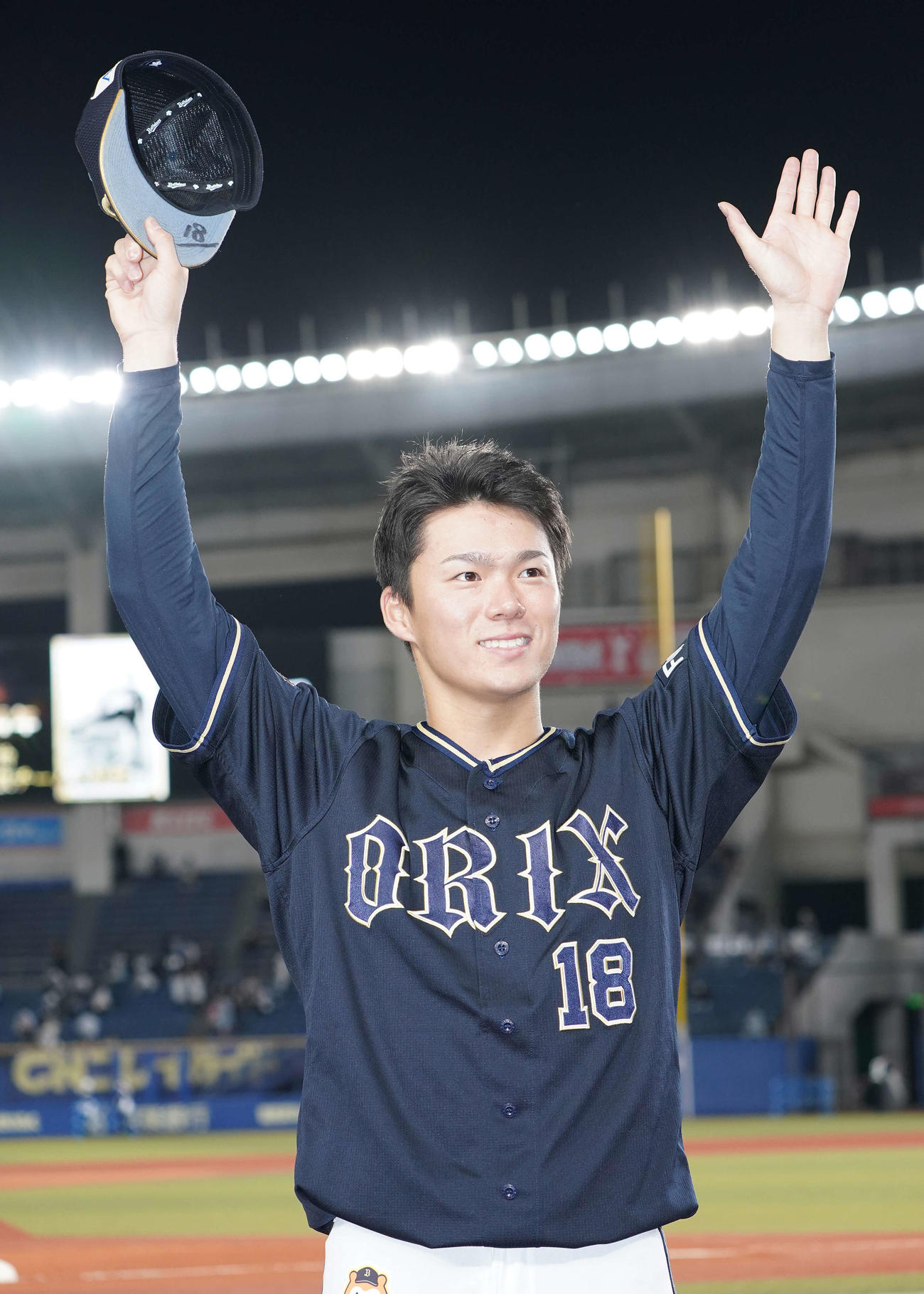ロッテ対オリックス　8回無失点で勝利投手のオリックス山本はファンの声援に応える（撮影・鈴木みどり）