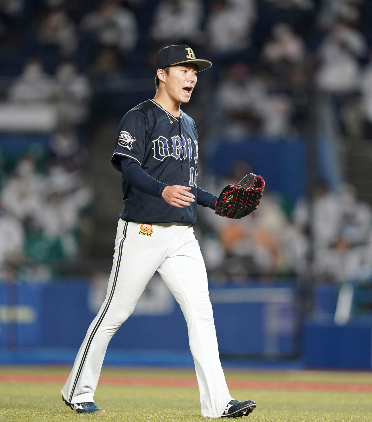 ロッテ対オリックス　7回裏ロッテ2死、中村奨を遊飛にしとめほえる山本（撮影・鈴木みどり）
