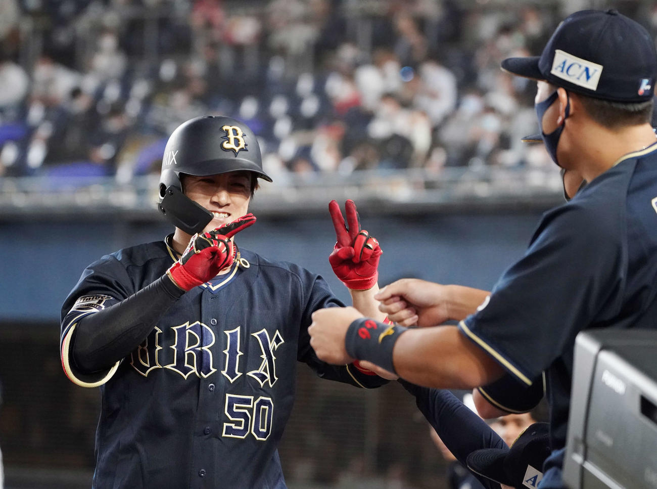 ロッテ対オリックス　3回表オリックス無死、先制の左越えソロ本塁打を放った小田はナインと笑顔でエアタッチ（撮影・鈴木みどり）