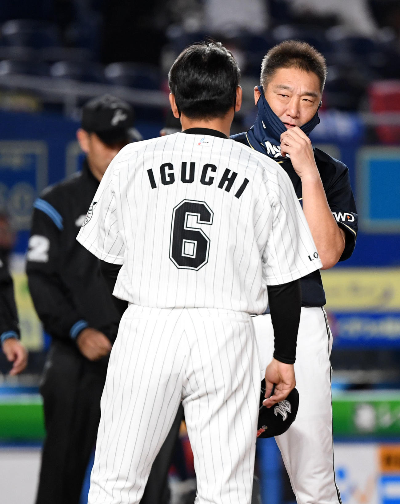 ロッテ対オリックス　ロッテ井口監督（左）と会話を交わすオリックス中嶋監督代行（撮影・横山健太）