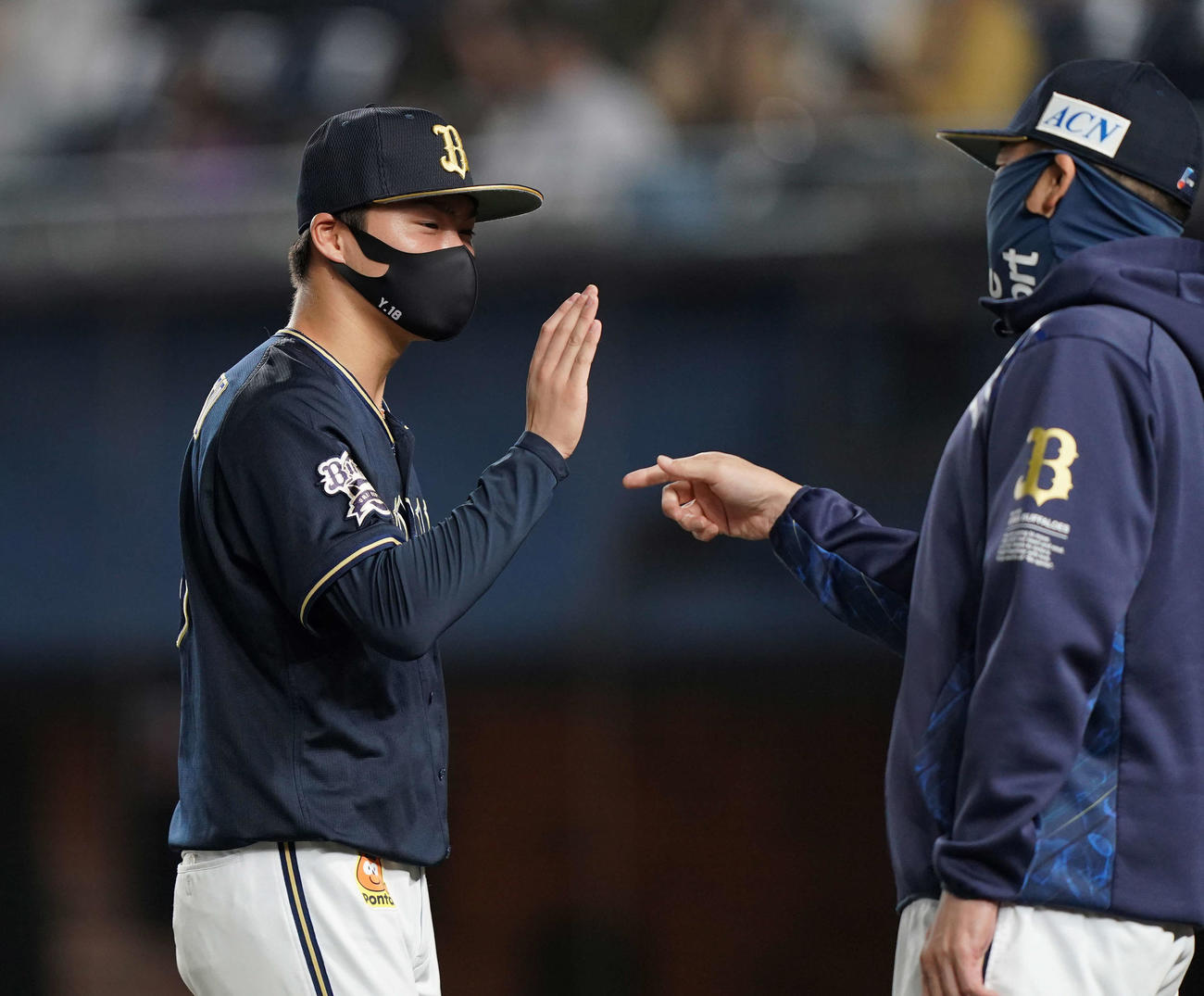 ロッテ対オリックス　8回無失点で勝利投手のオリックス山本（左）は中嶋監督代行から労われる（撮影・鈴木みどり）
