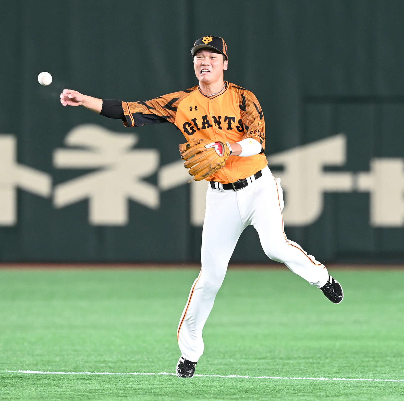 巨人対DeNA　2回表DeNA2死、坂本は宮崎の遊ゴロを好捕して一塁へ送球（撮影・山崎安昭）