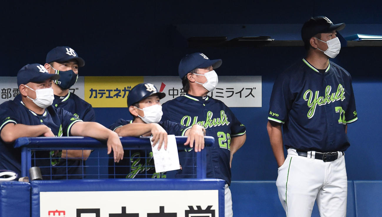 プロ野球中日対ヤクルト　3回表、ヤクルトベンチの高津臣吾監督（撮影・森本幸一）