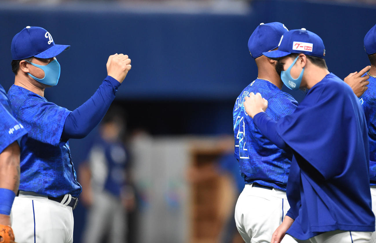 中日対ヤクルト　試合終了、勝野（右）を迎える与田監督（撮影・森本幸一）