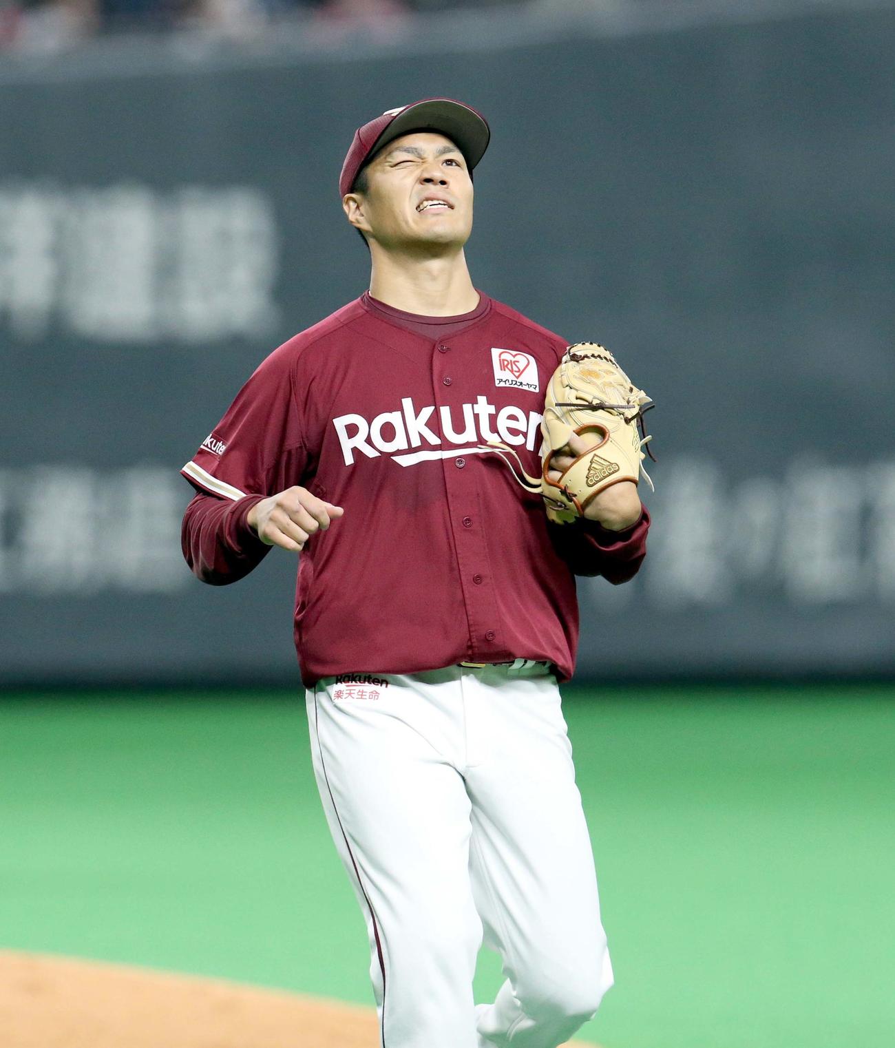 日本ハム対楽天　5回裏日本ハム無死一塁、清水に右前打を打たれ顔をしかめる楽天則本昂（撮影・佐藤翔太）