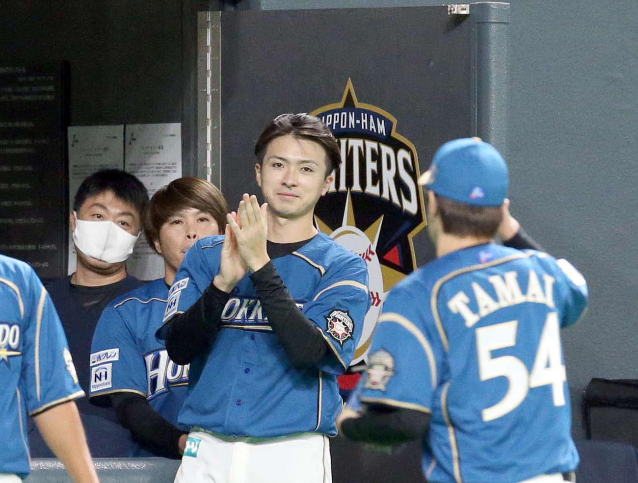 日本ハム対楽天　日本ハム玉井を出迎える上沢（中央）（撮影・佐藤翔太）
