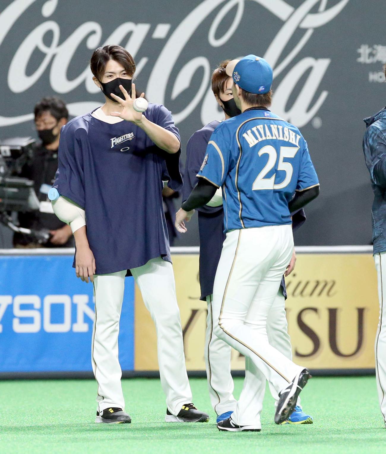 日本ハム対楽天　試合終了後、日本ハム宮西からウイニングボールを受け取る上沢（左奥）（撮影・佐藤翔太）